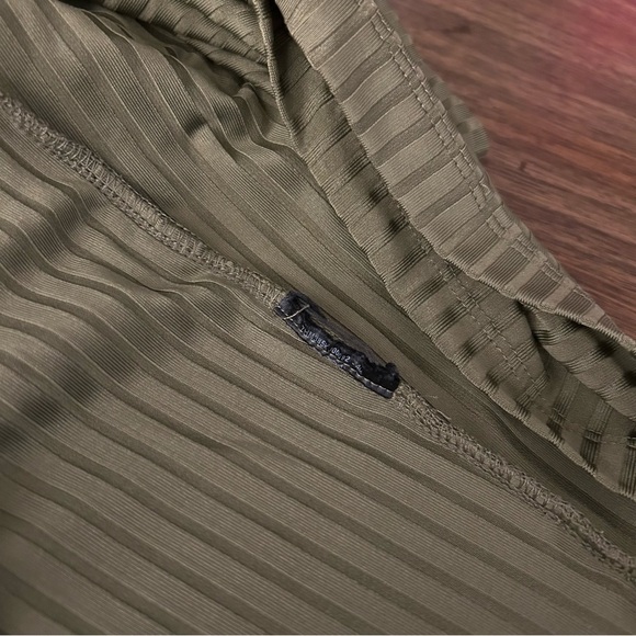 ❤️Guess cold shoulder Olive Green Ribbed Cut-Out Dress XS - Picture 6 of 10